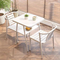 Ensemble de table et de chaises de restaurant moderne en bois massif écologique durable pour usage commercial, restaurant et barbecue