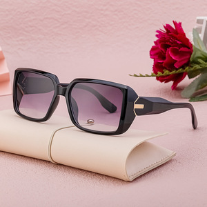 Lunettes de soleil à monture carrée de style européen pour femmes, protection UV400, monture en PC, lentilles noires, pare-soleil de classe 2, FY-99252 - Product Image 2