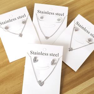 Nouveauté : Parure de bijoux tendance pour filles, comprenant des boucles d'oreilles clous mignonnes et un collier cœur en zircon, en acier inoxydable plaqué or, inaltérable - Product Image 2