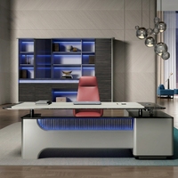 Bureau de direction moderne de luxe en bois, bureau de patron sur mesure avec bande LED et prise de courant intégrée