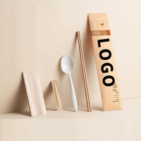 Ensemble de couverts jetables 4-en-1 en bambou avec cure-dents, mouchoirs, cuillères et baguettes, présenté dans un étui en papier de qualité supérieure, idéal pour les fêtes et les restaurants