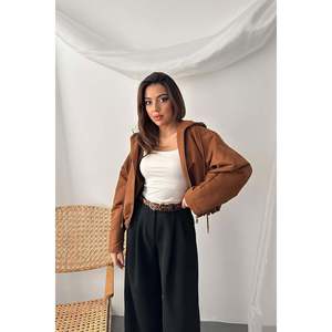 Chaqueta Corta con Capucha para Mujer, Color Camel, Suministro al por Mayor - Product Image 4