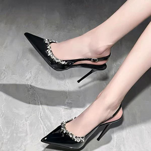 Sandales à talons aiguilles en cuir rouge pour femme, ornées de strass noirs et de cristaux, à bout pointu, style slingback, effet brillant - Product Image 3