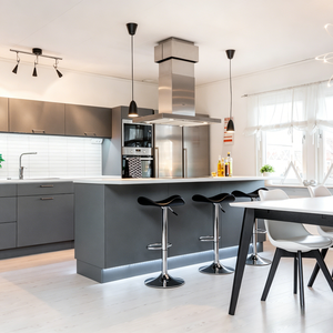 Meubles de cuisine contemporains gris clair sans poignées avec portes vitrées, <span class=keywords><strong>four</strong></span> encastré et aménagement ouvert pour la salle à manger - Product Image 6