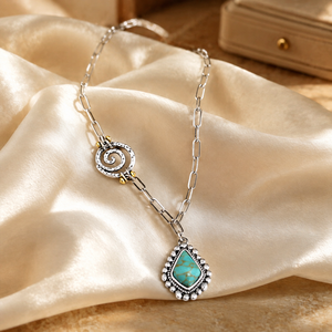 Collana con Ciondolo a Spirale e Rombi, Design Vintage per Donne - Product Image 5