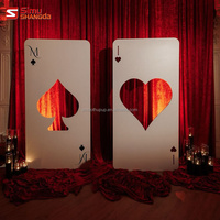 Latar Belakang Foto Raja & Ratu Poker Latar Belakang Booth Foto Pesta Pernikahan Dekorasi Kartu Remi Kasino Merah untuk Fotografi Acara
