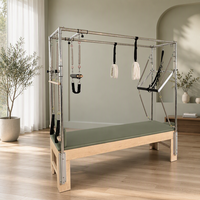 Table trapèze Cadillac en bois d'érable vert sauge, avec pieds modulaires fendus et plateau plat antidérapant, pour salles de bien-être naturel