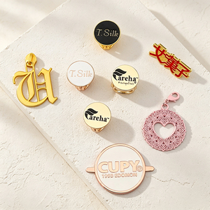 ป้ายโลหะสลักชื่อทองคำหรูหราสำหรับขายส่ง ป้ายโลหะติดกระเป๋าแบบกำหนดเอง - Product Image 6