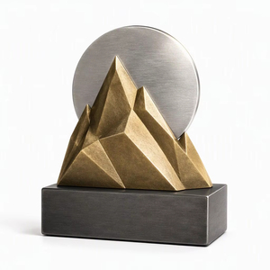 Trofeo Piramidal de Metal Pulido Summit con Diseño de Escultura Artística, Tema de Amor, Trofeo de Premio Personalizado - Product Image 6