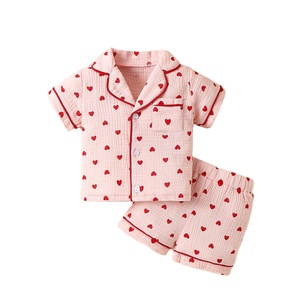 Pyjama bébé fille en <span class=keywords><strong>mousseline</strong></span> d'été décontracté et mignon pour la Saint-Valentin, ensemble <span class=keywords><strong>de</strong></span> 3 pièces à manches courtes respirant, pyjama rose à coeurs - Product Image 1