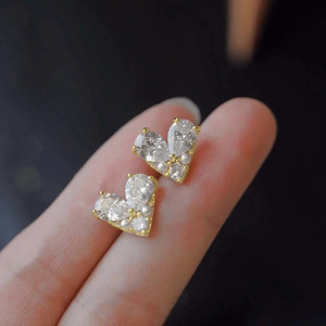 Orecchini a Perno a Forma di Cuore con Perla per Donne, Gioielli Eleganti e Delicati per l'Orecchio - Product Image 5