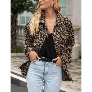 FOXA Abrigo tipo shacket de forro polar con estampado de leopardo para mujer, con solapa y diseño con botones para uso informal - Product Image 2