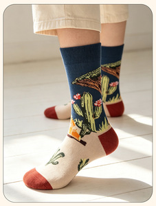 Chaussettes de sport décontractées mi-mollet en coton doux à motif cœur et logo jacquard personnalisé pour hommes et unisexe, prix usine, faible MOQ - Product Image 4