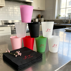 Gobelet en plastique givré personnalisé avec monogramme, 9oz, 12oz, 16oz, idéal pour les fêtes, mariages, anniversaires, plage, piscine et événements en plein air, avec serviette - Product Image 1