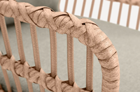 Fauteuil en osier moderne pour patio avec coussin, cadre en acier tissé à la main, pieds effilés pour une utilisation en intérieur/extérieur