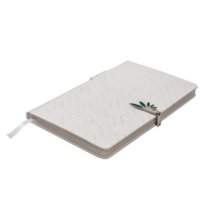 โรงงานขายร้อนแบบพกพาที่กำหนดเอง A5โน๊ตบุ๊คที่มีปากกาแทรกปกแข็งหนังสีขาว PU นูนโลโก้ - Product Image 5