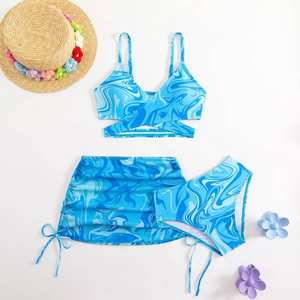 Ensemble <span class=keywords><strong>de</strong></span> <span class=keywords><strong>maillot</strong></span> <span class=keywords><strong>de</strong></span> <span class=keywords><strong>bain</strong></span> <span class=keywords><strong>de</strong></span> plage 3 pièces pour enfants - Haut <span class=keywords><strong>de</strong></span> bikini imprimé marbré/tie-dye, bas et jupe portefeuille élégante - Product Image 1