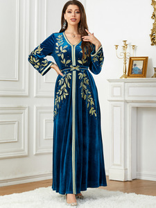 Abaya Lunga Invernale in Velluto con Motivo Floreale, <span class=keywords><strong>Abbigliamento</strong></span> Islamico, Vestito Arabo Ricamato per Donne Musulmane di Dubai - Product Image 5