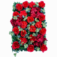 Rote Rose mit Grünen Blättern Künstliche Blumenpaneele Dekorative Hintergrundblumenrolle für Hochzeitsdekoration