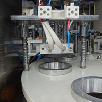 Machine automatique de remplissage et de fermeture de pots de yaourt rotatifs Machine de remplissage et de scellage de yaourt