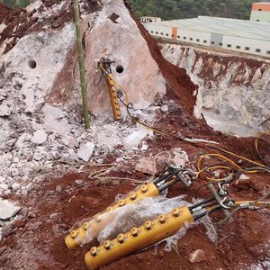 2026 Penjualan Terlaris Hydraulic <span class=keywords><strong>Rock</strong></span> Piston Splitter Gaya 3500KN Diameter Lubang 180MM Membentuk Ulang Ketinggian Baru Pemecah Batu - Product Image 4
