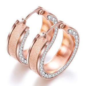 Boucles d'oreilles créoles 8 mm en acier inoxydable or rose avec strass sertis, bijoux cadeau - Product Image 2