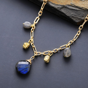 Collier ras du cou chic et minimaliste en labradorite en forme de goutte d'eau, plaqué or, cadeau pour femme - Product Image 1