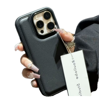 Stoßfeste Kunstleder-Handyhülle, Weiche Hautfreundliche Schutzhülle mit Großen Aussparungen für iPhone 17 Pro Max
