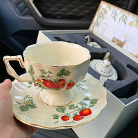 Service à thé rétro européen en céramique, motif fraise, avec théière, tasses et soucoupes à bord doré, style britannique