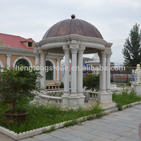 Statue de dame grecque décorative de mariage de jardin extérieur faite à la main en marbre naturel Gazebo de colonne avec toit en métal