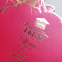 Tarjeta de menú de boda de diseño floral fucsia con estampado en caliente dorado para fiesta de boda o evento