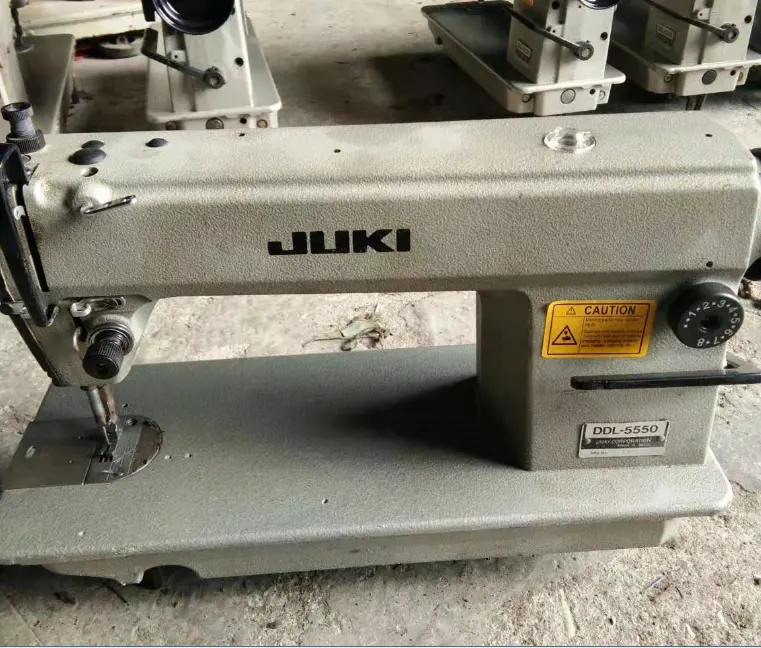 高速日本製中古ジューキDDL-55505530グレーカラー単針本縫ミシンは良好な作業状態を維持します