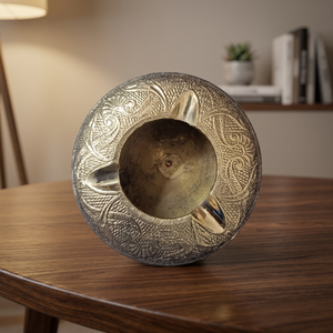 Cendrier de bureau rond en laiton vintage avec motif floral en relief - Product Image 2