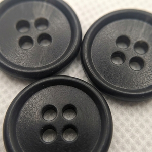 Boutons en urée noirs 28L à 4 trous en stock, petite quantité prête à être expédiée, boutons ronds pour costumes et manteaux - Product Image 1