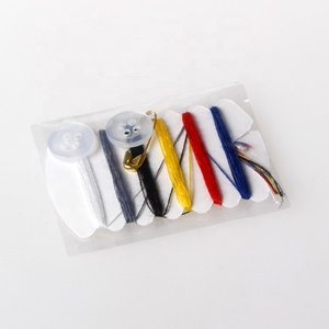 Kit de couture miniature jetable pratique en gros pour <span class=keywords><strong>voyage</strong></span> et hôtel, incluant aiguille, fil, boutons, épingle de sûreté, logo personnalisé, en plastique - Product Image 2
