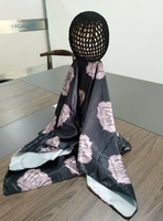 Écharpe carrée en satin imprimée sur mesure 90x90cm avec bonnet en maille noire assorti, kit couvre-chef pour cadeau promotionnel d'entreprise