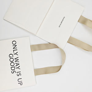 Bolsas de Regalo de Cartón con Logotipo Estampado en Oro, Impresas a Medida, de Lujo, Blancas, Ecológicas, Hechas con Materiales Reciclados, con Asa de Mano - Product Image 3