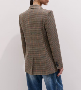 Blazer marrón a cuadros de un solo botón con solapa con muescas, bolsillos con solapa y silueta entallada, ideal para uso profesional en la oficina - Product Image 3