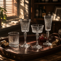 Ensemble de verres vintage à canne verticale cannelée et gaufrée, assortiment de coupes à vin et à champagne, et de verres à whisky pour bar et usage professionnel