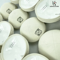 Kipots personalizados de pana color marfil con bordado verde caqui para boda judía
