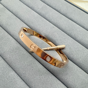 Set di Bracciali di Alta Qualità con Motivo a Vite Classico, Diamanti Incastonati, Opzioni Multicolore, Accessorio di Lusso per Uso Quotidiano - Product Image 5