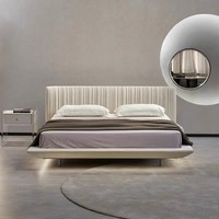 Schlafzimmerbett im italienischen Minimalismus-Stil, Muschelförmiges vertikales Lattenrost-Kopfteil mit strukturierter, weicher Polsterung und niedrigem Profilrahmen