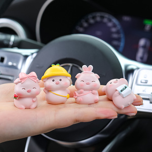 Ruijie Mini Pig, Adorno de Resina para el Tablero del Auto, Decoración de Dibujos Animados para el Interior del Vehículo - Product Image 3