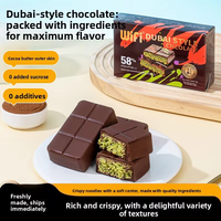 Bonbons au chocolat et aux pistaches de style Dubaï, exquis, avec garniture de pistaches, délicieux, boîte de 70g