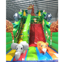 Château gonflable géant pour enfants avec toboggan et zones de saut, thème animaux de la savane : girafe, orang-outan, tigre, éléphant