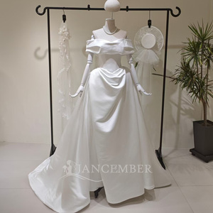 LY120 Robes de mariée élégantes en satin ivoire à épaules dénudées et à volants pour femmes - Product Image 2