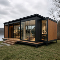 Maison modulaire de style luxueux avec murs en verre, terrasse extérieure et aménagement flexible