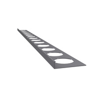 Profil de nez de marche moderne en aluminium étanche pour escaliers sécurisés, surface antidérapante durable, bord lisse, drainage fiable, construction robuste