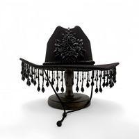 Chapeau de cowboy bohème en gros, noir, avec fleurs, strass et franges, idéal pour les festivals de musique gothiques et les fêtes personnalisées pour femmes