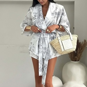 Ropa de moda para mujer, estilo europeo y americano, primavera, nuevo conjunto casual elegante con cuello en V, estampado y pantalones cortos con cordones. - Product Image 4